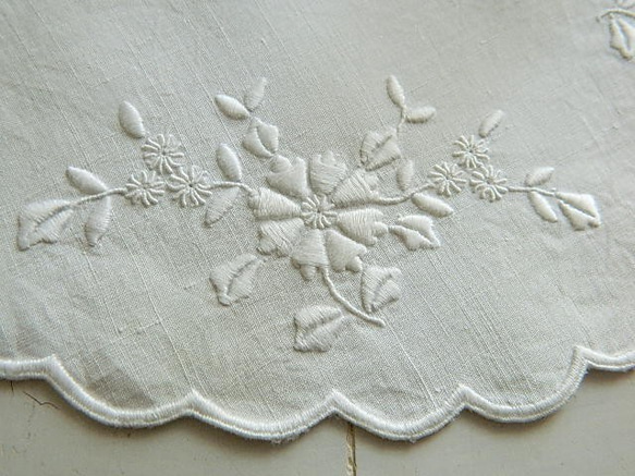 ＊お花の白糸手刺繍ヴィンテージリネンドイリー 3枚目の画像