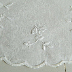 ＊お花の白糸手刺繍ヴィンテージリネンドイリー 4枚目の画像
