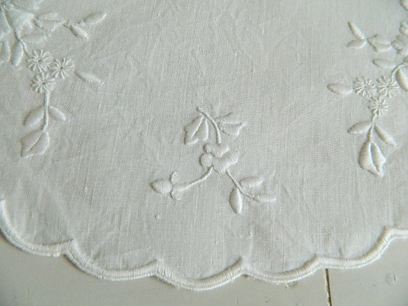 ＊お花の白糸手刺繍ヴィンテージリネンドイリー 4枚目の画像