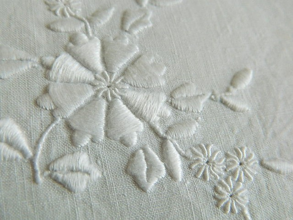 ＊お花の白糸手刺繍ヴィンテージリネンドイリー 5枚目の画像