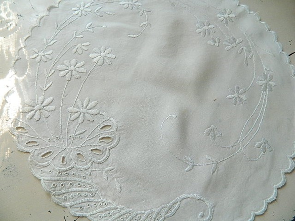 ＊デイジーの白糸手刺繡ヴィンテージリネンドイリー 2枚目の画像
