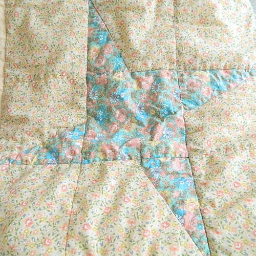 小花模様のヴィンテージキルト ベビーキルト リメイク ハンドメイド