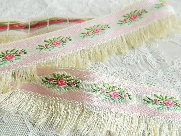 ♪フリンジ付可愛いピンクのフレンチローズジャカード織のトリム　薔薇の刺繍リボントリム　ヴィンテージ　 3枚目の画像