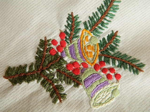 ＊Xmasドイツ製＊赤い実を付けたモミの木と北極星クリスマステーブルクロス　手刺繍　正方形 2枚目の画像