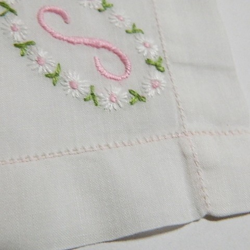 ホワイトデイジーのリースとピンクイニシャルSの手刺繍