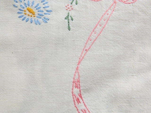 ＊ブルーデイジーブーケ／花束とピンクのリボンの手刺繍　ヴィンテージオーバルテーブルランナー　テーブルセンター　ドイリー　 6枚目の画像
