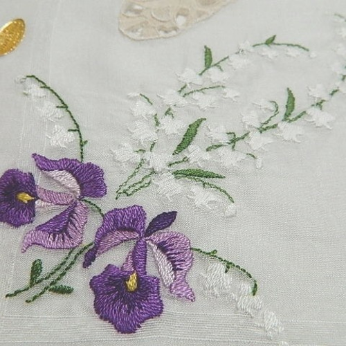鈴蘭とアヤメ／アイリスの刺繍のヴィンテージハンカチ スイス