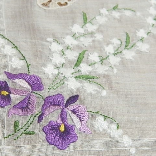 鈴蘭とアヤメ／アイリスの刺繍のヴィンテージハンカチ スイス
