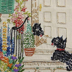 ＊２匹のスコティッシュ・テリアとイングリッシュコテージ／ガーデンの手刺繍パネル　リネン　イギリス　 1枚目の画像