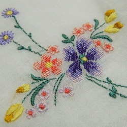 ＊花束の手刺繍ヴィンテージハンカチ　デイジー　スミレ　 1枚目の画像