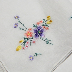 ＊花束の手刺繍ヴィンテージハンカチ　デイジー　スミレ　 2枚目の画像