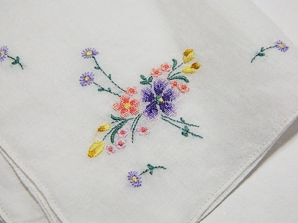 ＊花束の手刺繍ヴィンテージハンカチ　デイジー　スミレ　 2枚目の画像