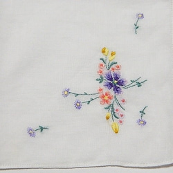 ＊花束の手刺繍ヴィンテージハンカチ　デイジー　スミレ　 3枚目の画像