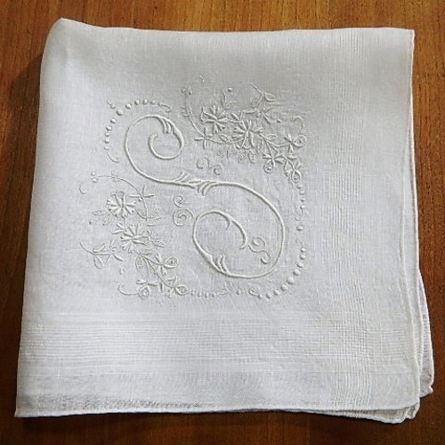 アンティークフランス 精緻なスカラップ 草花刺繍ハンカチーフ 花文字
