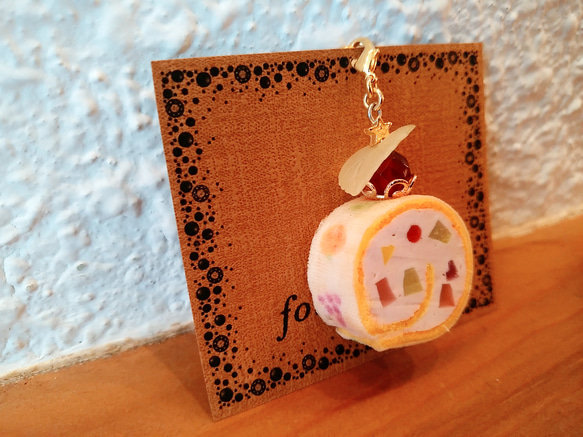 プニプニ触感☆フルーツ柄のロールケーキのバッグチャーム＆ストラップ 2枚目の画像