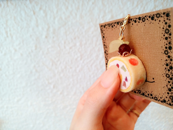 プニプニ触感☆フルーツ柄のロールケーキのバッグチャーム＆ストラップ 3枚目の画像