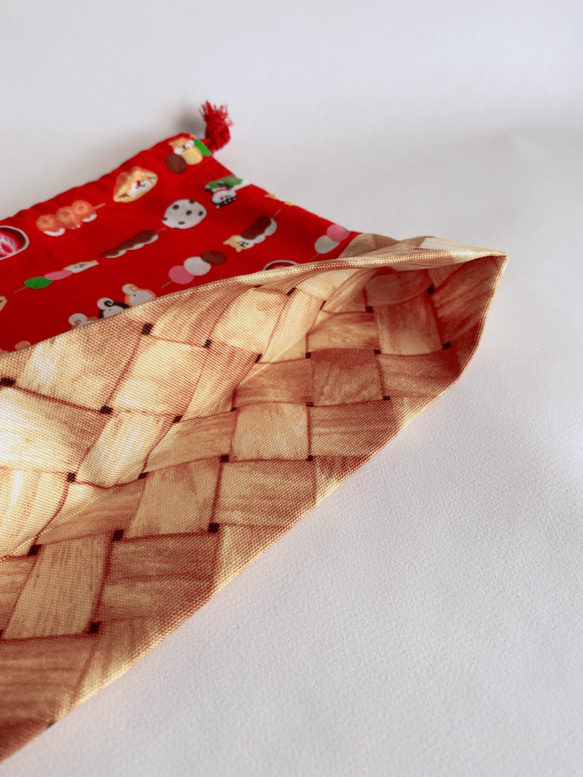 柴犬と和菓子のカゴプリント巾着袋　(ピンク、赤) 10枚目の画像