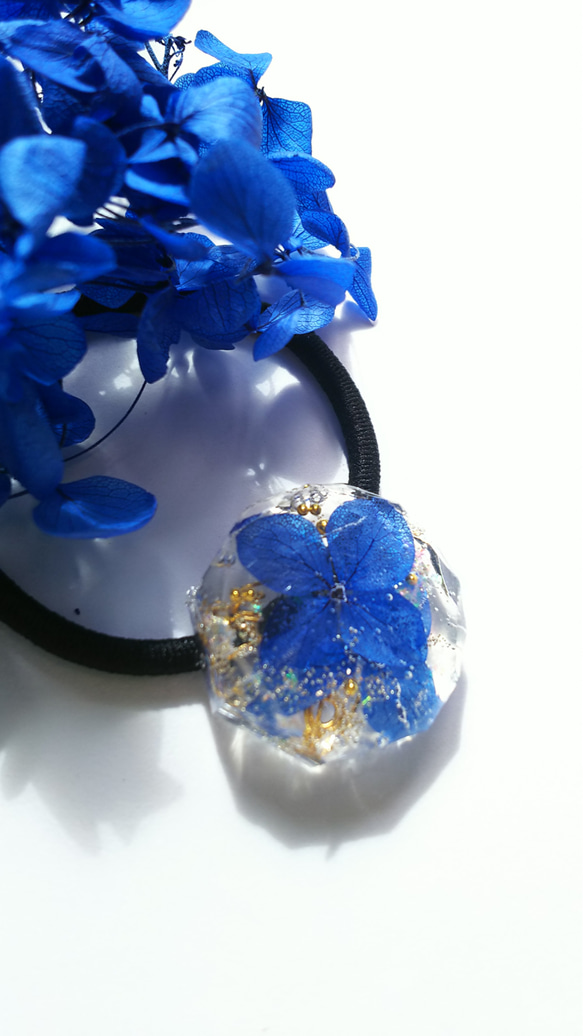 【幸運・浄化】サファイアブルーのオルゴナイトのお守りヘアゴム、ポニーフック 1枚目の画像