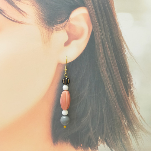 395】アクリルビーズのイヤリング／ピアス