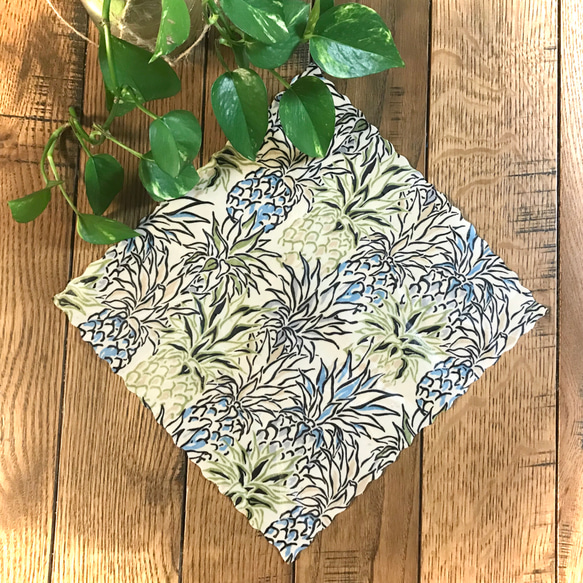 【期間限定値下げ】Sサイズ　ハンドメイド　みつろうラップ　エコラップ　輸入生地　pineapple blue/green 1枚目の画像