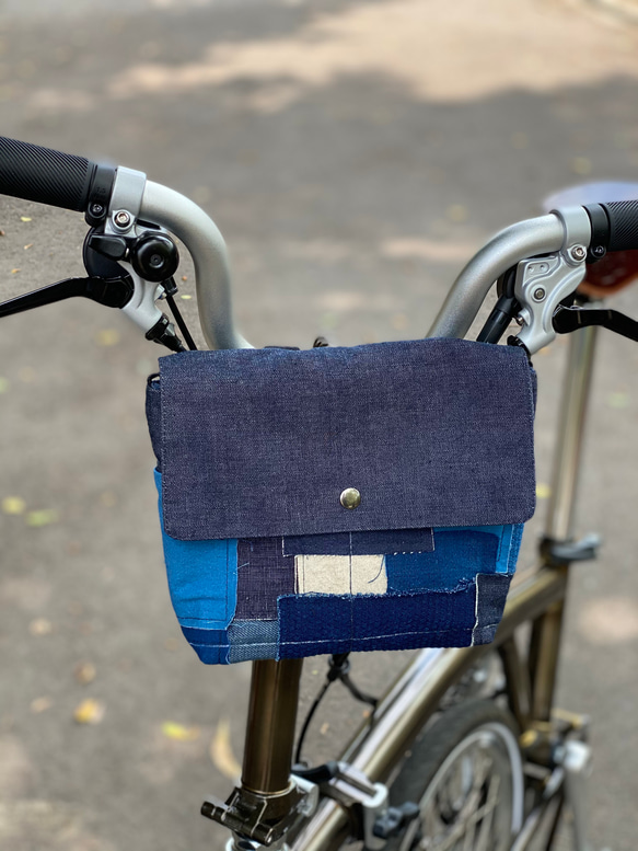 手工制多用途拼布藍染包，可作單車前包，腰包，側背包 第4張的照片