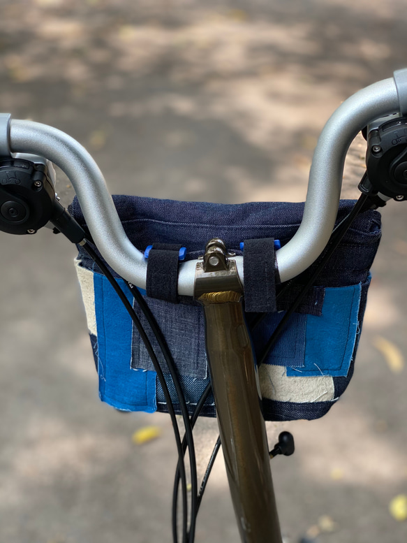 手工制多用途拼布藍染包，可作單車前包，腰包，側背包 第6張的照片