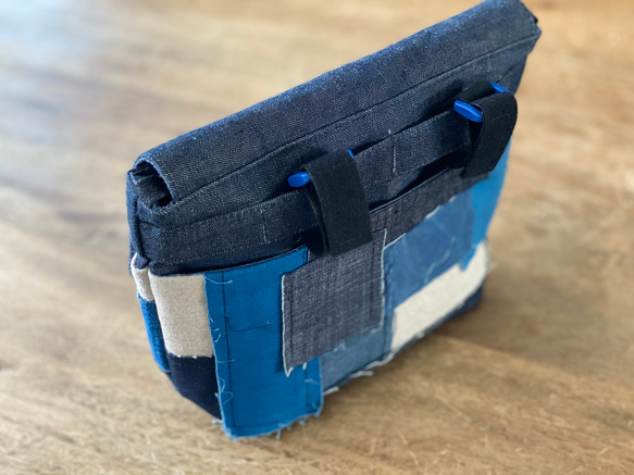 手工制多用途拼布藍染包，可作單車前包，腰包，側背包 第7張的照片