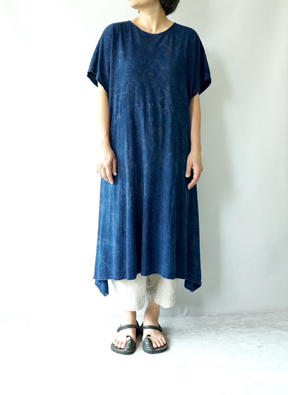 靛藍洗水亞麻針織連身裙 第2張的照片