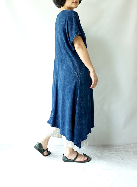 靛藍洗水亞麻針織連身裙 第3張的照片