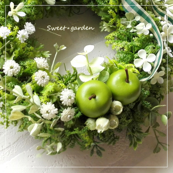 グリーンアップルと白い小花のカントリーリース（fw152）＊玄関ドアなど外にも飾れるアーティフィシャルリース 5枚目の画像
