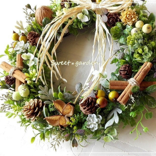 ナチュラルグリーンと木の実の贅沢リース（fw080）＊玄関ドアなど外に