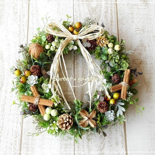 ナチュラルグリーンと木の実の贅沢リース（fw080）＊玄関ドアなど外に