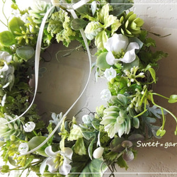グリーン&ホワイト小花の清楚なリース（fw100）＊玄関ドアなど外にも飾れるアーティフィシャルリース 1枚目の画像