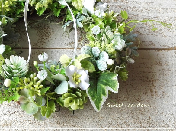 グリーン&ホワイト小花の清楚なリース（fw100）＊玄関ドアなど外にも飾れるアーティフィシャルリース 5枚目の画像
