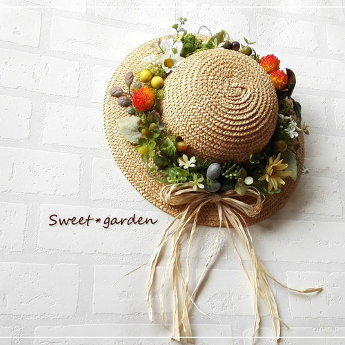 ナチュラルベリーとフラワーの麦わら帽子アレンジ（fw088-3