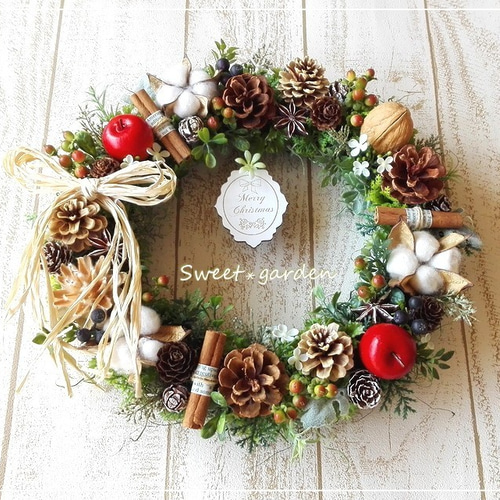 ボリュームたっぷり！木の実とコットンフラワーのクリスマスリース
