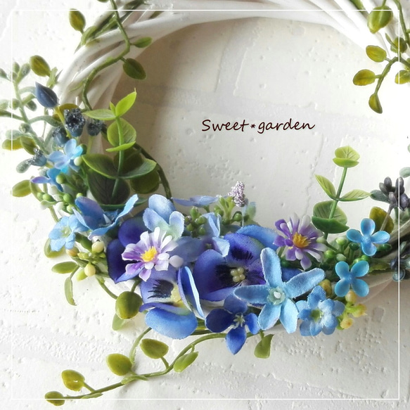 ブルー&パープル小花が爽やかなリース（fw148）＊玄関ドアにも飾れるアーティフィシャルリース 3枚目の画像