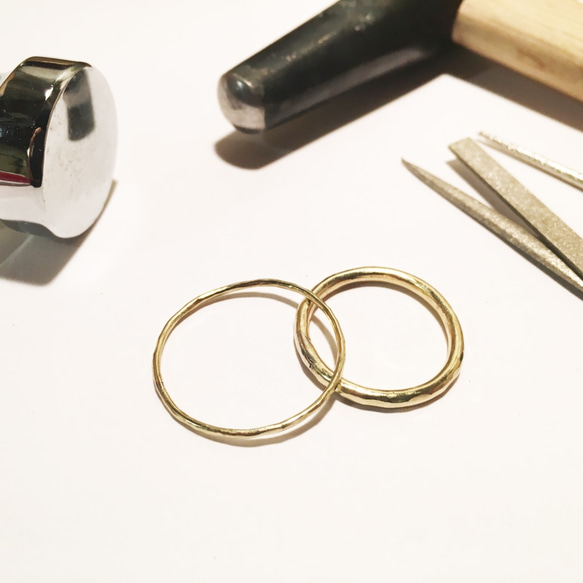 槌目模様の月の指輪【LUNA　ー　2mm brass ring】 4枚目の画像