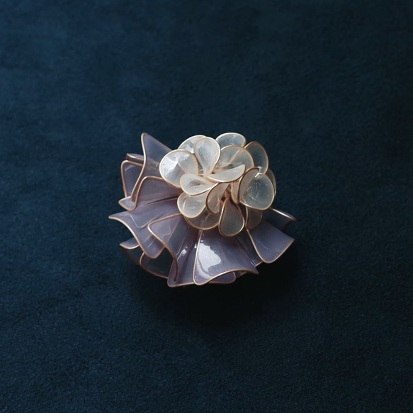 (絕版) 荷葉系列 - 大公主花領 / 白紫 (不對稱耳環) 第2張的照片