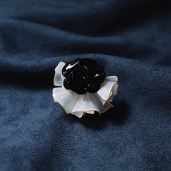 大公主花領 - 黑透白 · 樹脂耳環 / 耳夾 第4張的照片