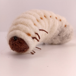 【再販】カブトムシの幼虫 大　羊毛ブローチ 3枚目の画像