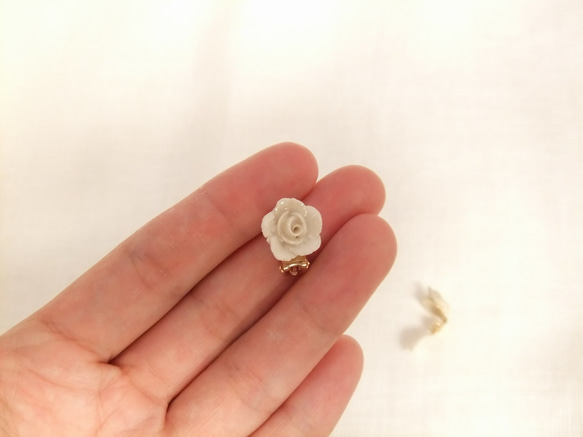 demon1632様専用ご注文ページ　陶のお花のイヤリング　バラ　白 4枚目の画像