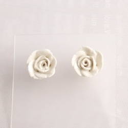 陶のお花のピアス　小さいバラ　白 1枚目の画像