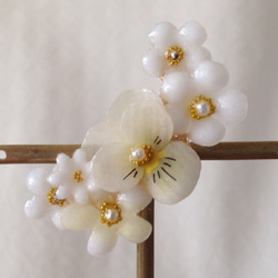 染め花を樹脂加工した小花の三日月型片耳イヤーカフ(ビオラ・ホワイト) 1枚目の画像
