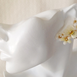 染め花を樹脂加工した小花の三日月型片耳イヤーカフ(ビオラ・ホワイト) 2枚目の画像