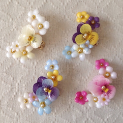 染め花を樹脂加工した小花の三日月型片耳イヤーカフ(ビオラ・ホワイト) 3枚目の画像