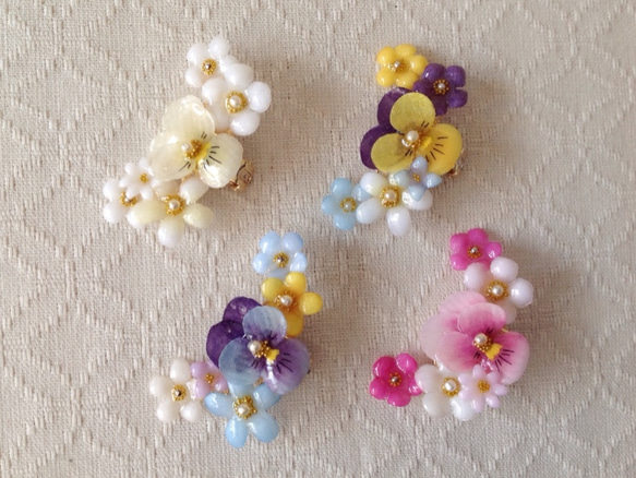 染め花を樹脂加工した小花の三日月型片耳イヤーカフ(ビオラ・ホワイト) 3枚目の画像