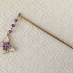 染め花を樹脂加工した小花と蝶のかんざし(ホワイト&パープル) 2枚目の画像