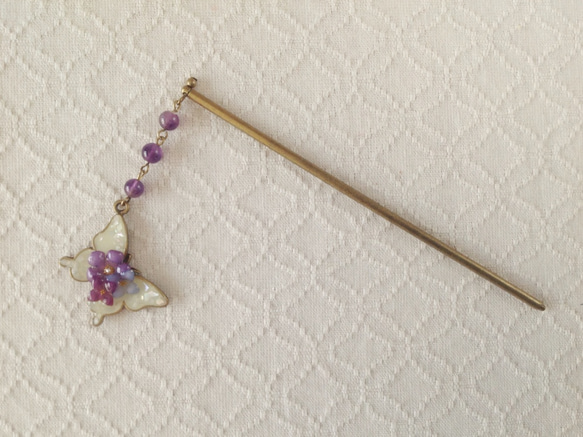 染め花を樹脂加工した小花と蝶のかんざし(ホワイト&パープル) 2枚目の画像