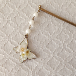 染め花を樹脂加工した小花と蝶のかんざし(ホワイト) 1枚目の画像